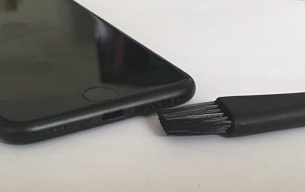 安全かつ簡単にiphoneのスピーカーをきれいにする方法